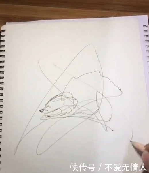 美术生#美术生在纸上乱画,被吐槽不懂艺术,看到成品:请收下我的膝盖