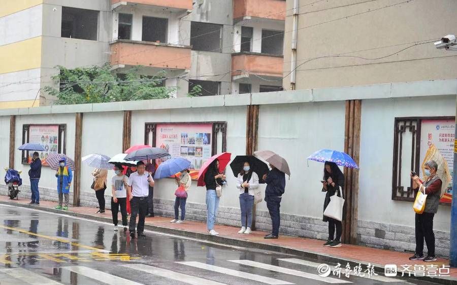 考点|作文大赛开考后，考点外家长雨中候考