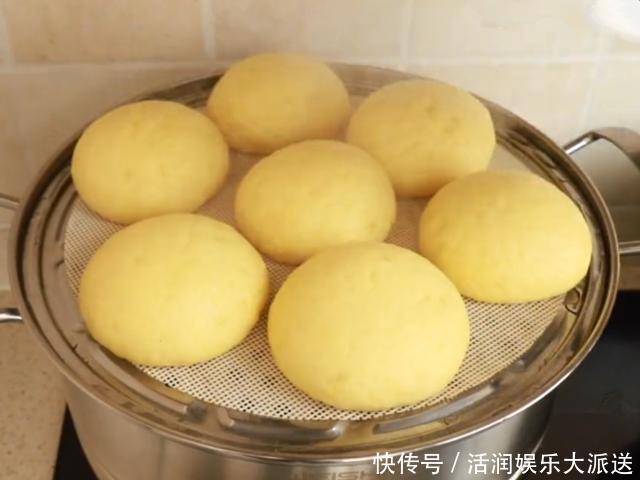 玉米|玉米面菜团子这样做才好吃，从和面到调馅详细讲解，全家人抢着吃