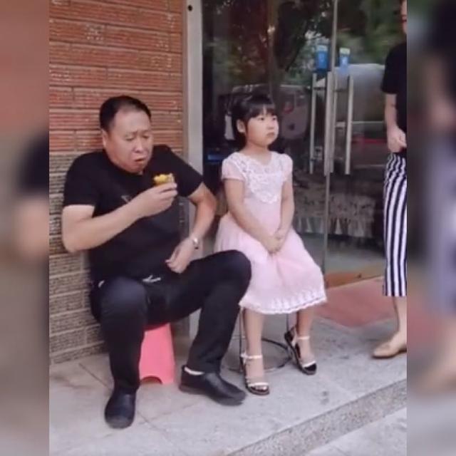 姥姥|女童跟姥爷偷吃地瓜,不幸被姥姥抓现行,娃后续举动令人哭笑不得