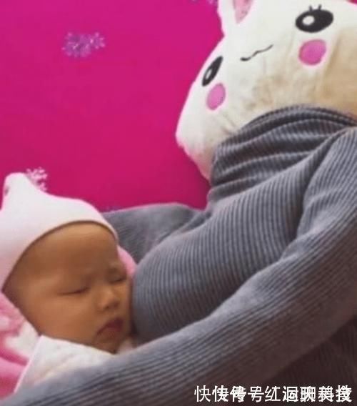 睡眠质量|宝妈为睡安稳觉,做了个假人陪着宝宝,宝宝的表情:不太对劲儿