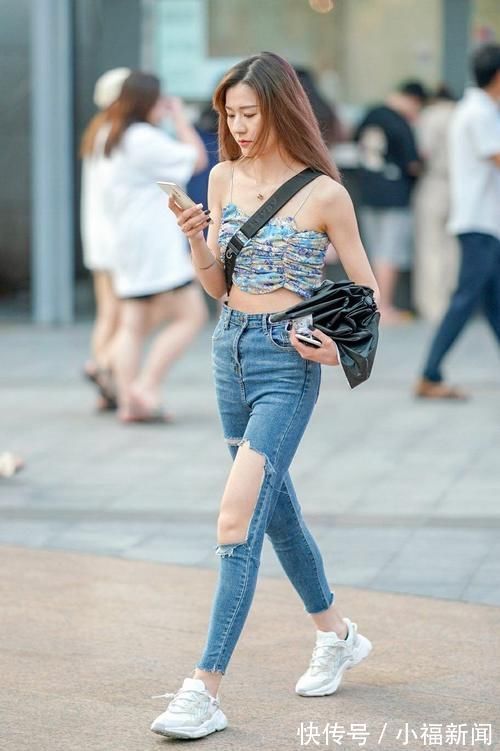 气质感|美女穿搭：牛仔裤依然是冬天的时尚担当，成熟稳重，气质感满满！