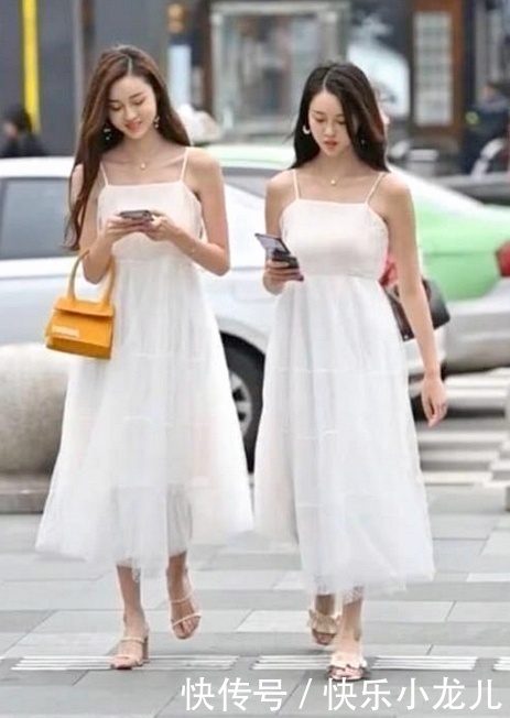 双胞胎姐妹穿同款裙子，打造纤细腰线，妩媚中带点小性感！