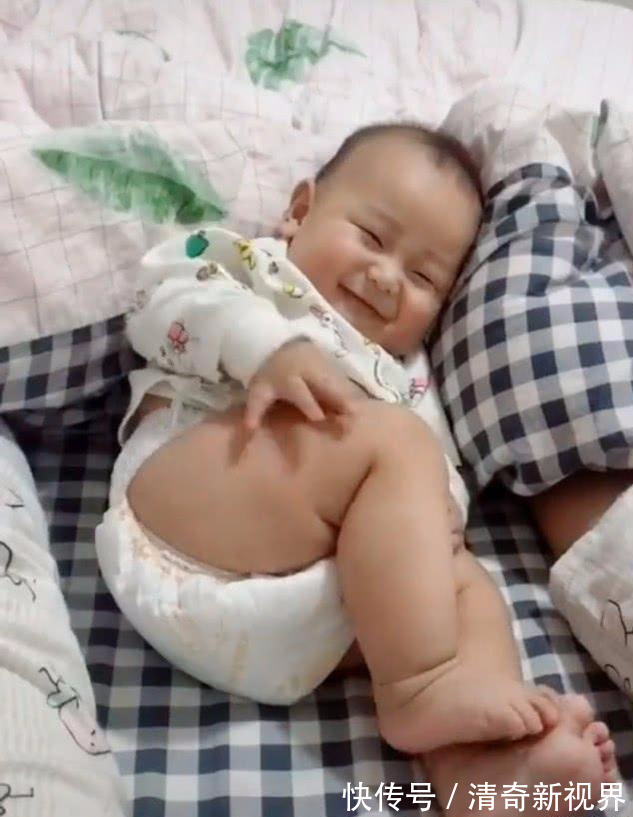 大白腿|萌娃躺床上用“大白腿”撩姐姐火了,网友未来丈母娘来看你啦