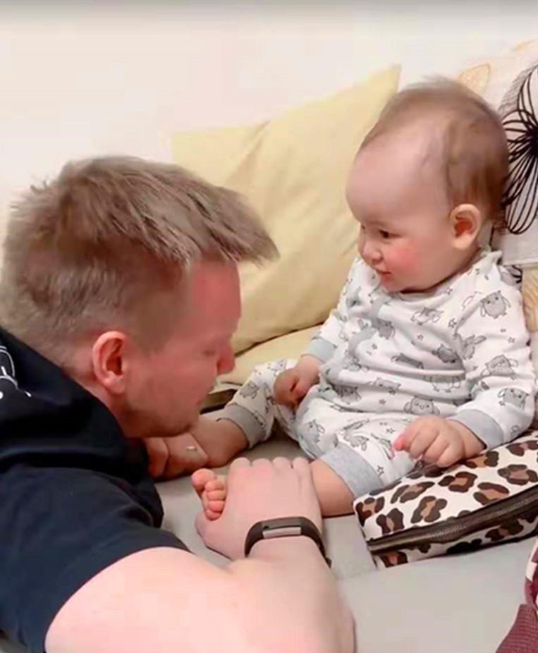 舅舅|外国舅舅一见外甥女,秒成一枚小可爱!网友充满童趣的舅舅!