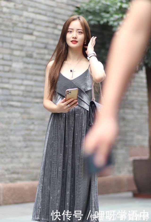 高跟鞋 吊带裙透出姑娘的高级优雅感,有一种独特魅力,时尚百搭