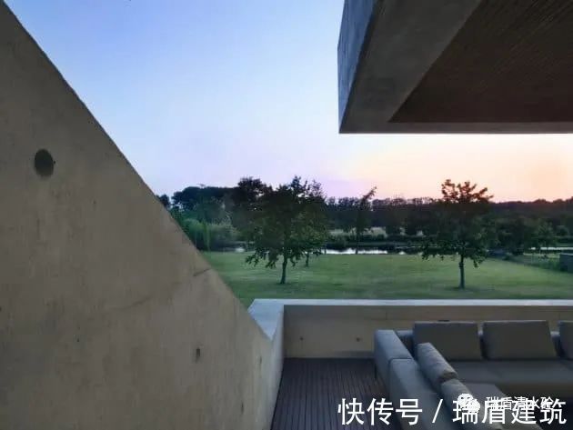 清水混凝土打造出的22°别墅