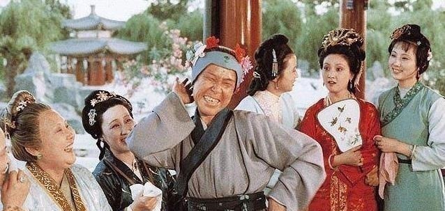 刘姥姥！刘姥姥经过潇湘馆，一不小心惹得众人开怀大笑，暴露林黛玉的陋习！