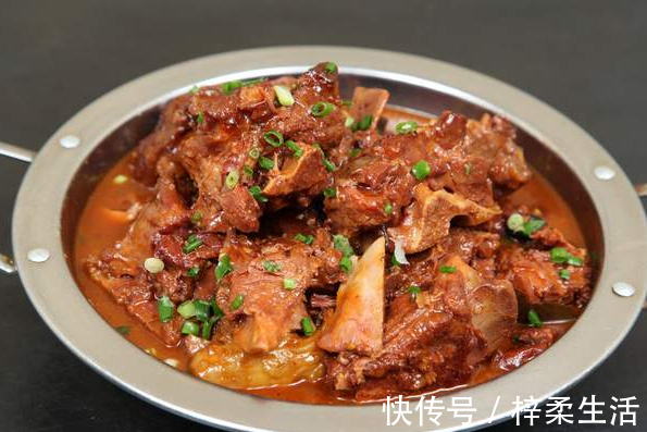 黄栀子|酱大骨在家也能做，大厨教你饭店不外传的秘方，酱香浓郁香烂入味