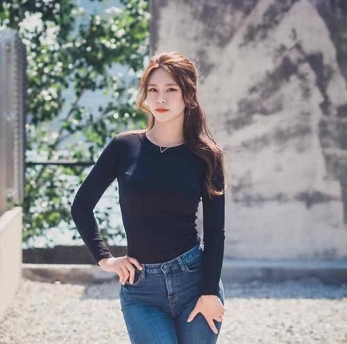 曲线|漂亮小姐姐紧身牛仔裤,柔美的曲线,画都画不出来