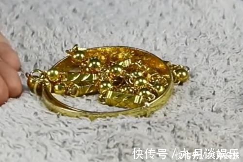 小苏打 不管金首饰多脏多黑用“水”泡一泡，立马金光闪闪，1克都不掉