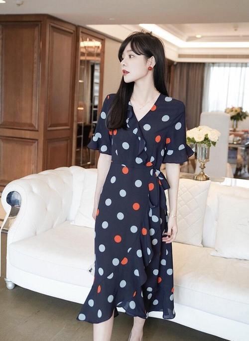 波点怎么穿都不会觉得腻！以下搭配优雅时尚，照搬还简单