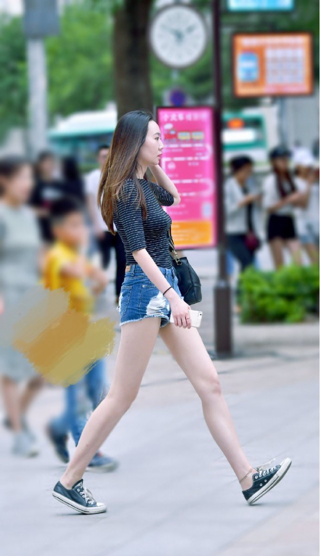 热裤 牛仔热裤真是“可盐可甜”,配高跟鞋霸气,穿帆布鞋甜美