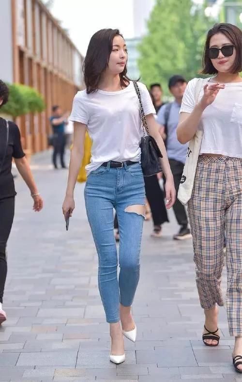 路人街拍穿牛仔裤的小姐姐，这破洞有点个性啊，时尚感满分