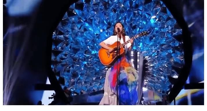 《中国好声音》冠军之争,王靖雯比贺三票数高一倍,就问你神奇不神奇