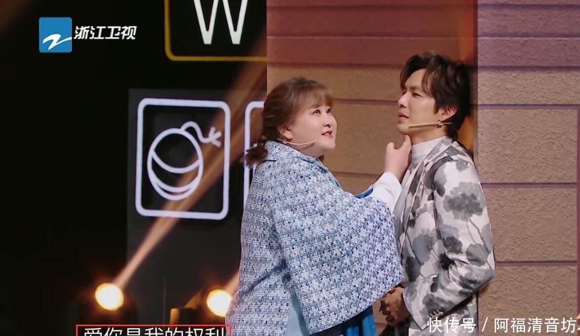 贾玲 《王牌6》收官翻车,大型提词器曝光,贾玲台词清晰可见,好尴尬