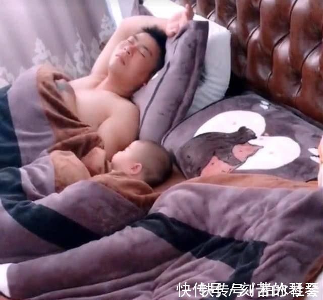 鼾声|爸爸哄宝宝睡觉自己先睡着了,还用鼾声干扰,而宝宝的举动太萌了