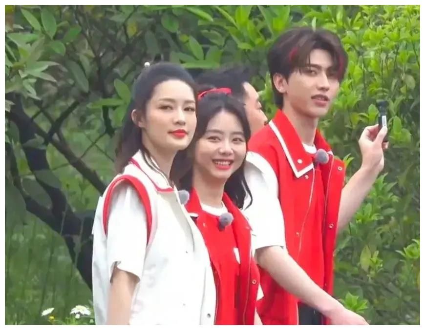 鱼尾纹 baby《奔跑吧》路透生图憔悴，鱼尾纹明显，精修图美瞳吓人