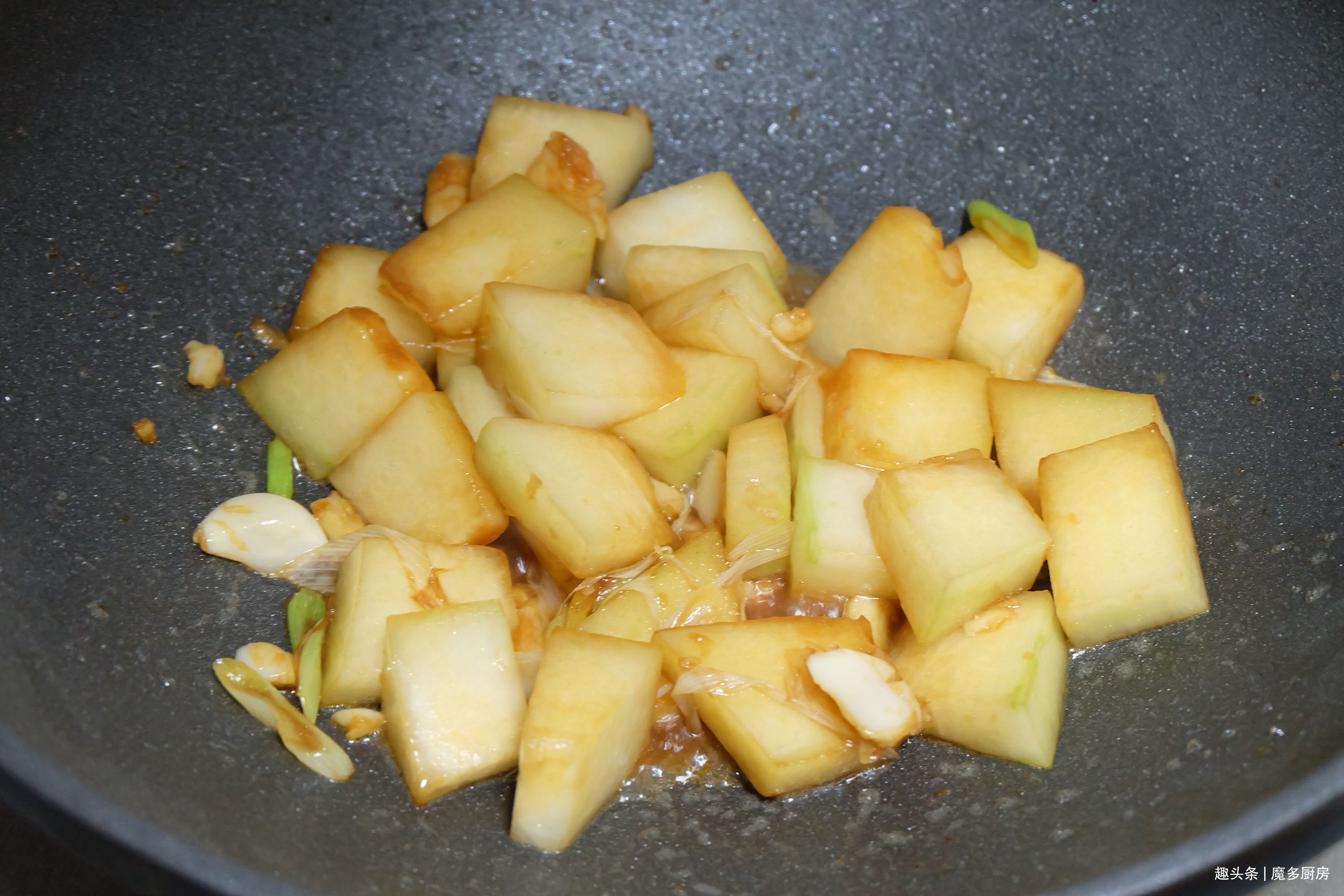 全职妈妈准点做晚餐，20分钟做出一桌家常饭菜，营养健康味道香