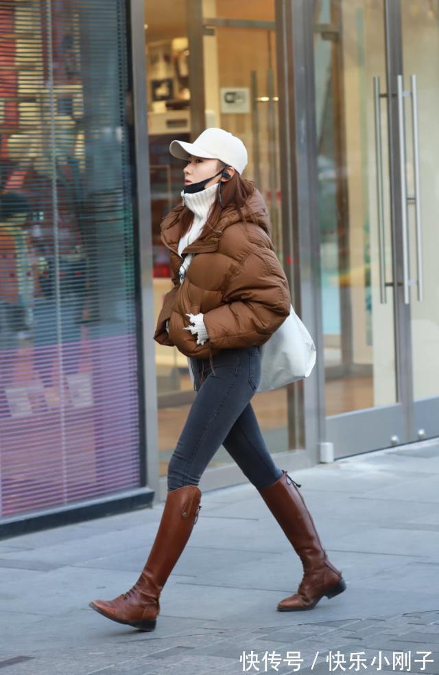 短袖 橘红色的喇叭裤搭配黑色短袖,穿起来显得十分清爽干练