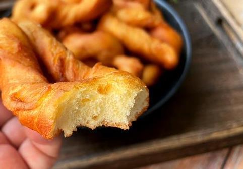 外酥|蒙古果子做法2碗面粉打3个鸡蛋,外酥里软,出锅比油条还好吃,跟我来看看步骤吧