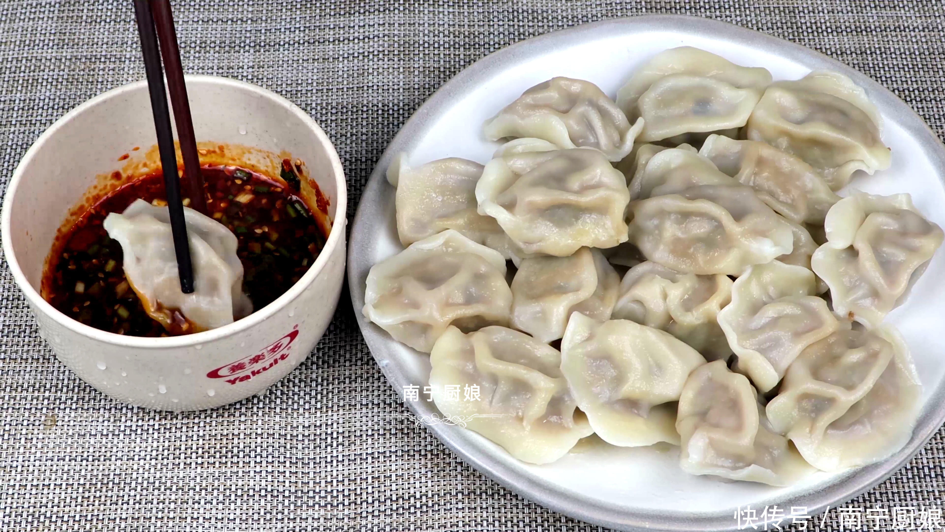煮冻饺子时,冷水还是开水下锅好?教你正确煮法,饺子完整不破皮