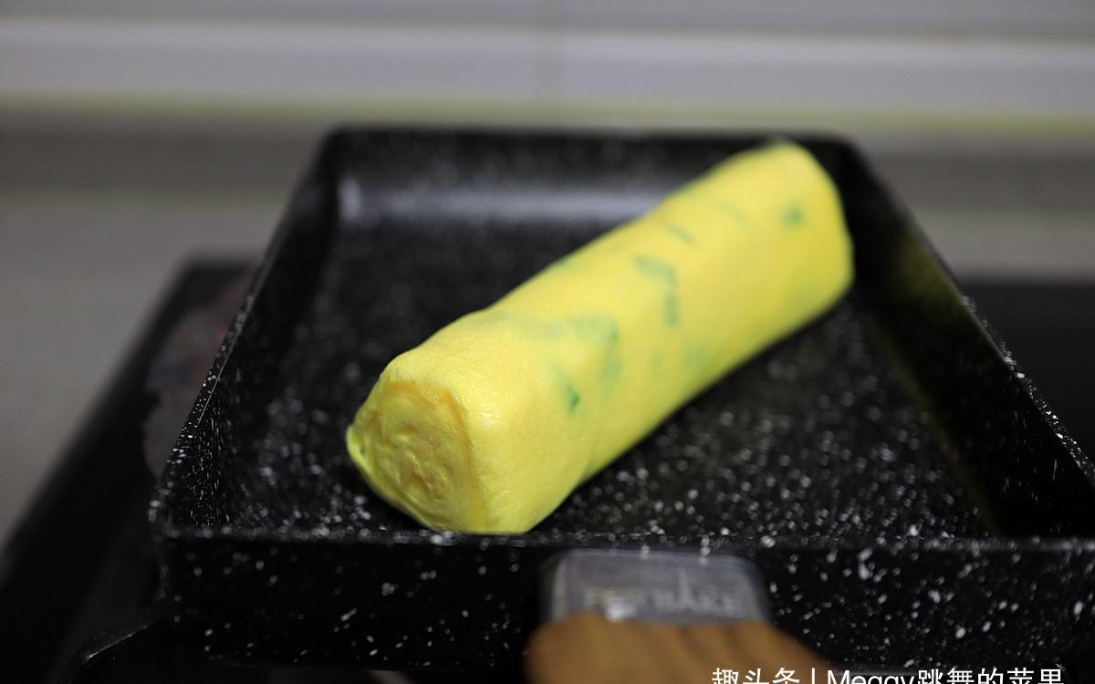 厨艺|鸡蛋的别致吃法,4个蛋摊7张蛋皮卷成筒,香嫩多汁特别显厨艺