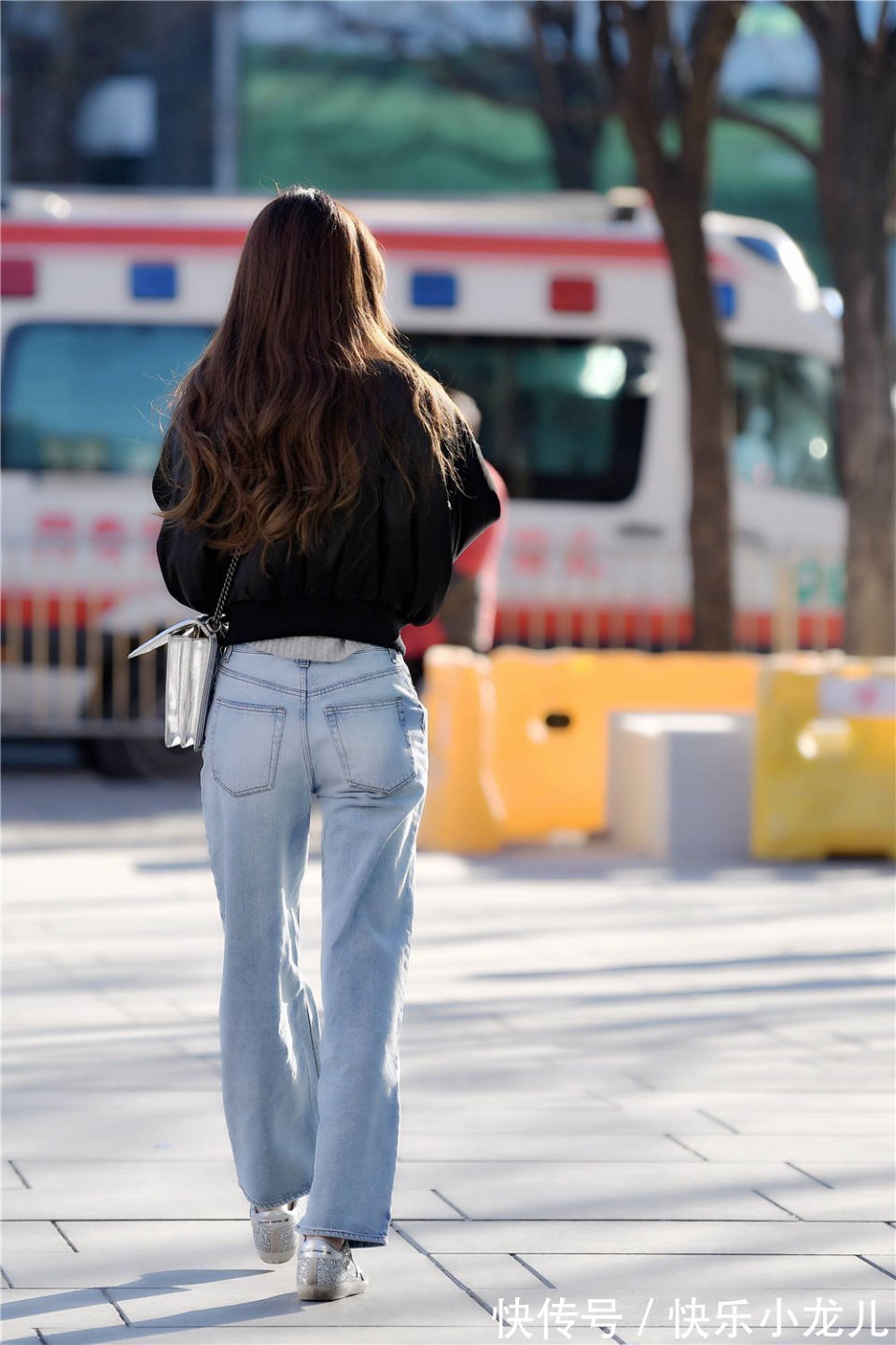 直筒 直筒牛仔裤,搭配板鞋,简约的女生搭配