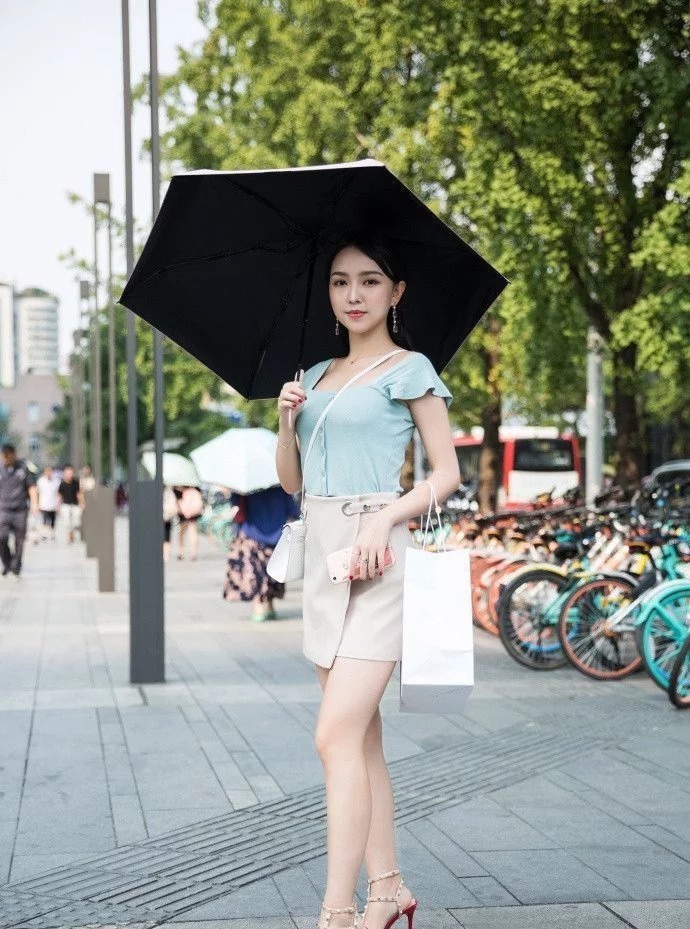 小姐姐|街拍:小姐姐穿着一件黑色紧身背心搭配上热裤,时尚又潮流