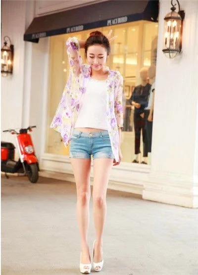 街拍:身材高挑的美女,一条时尚靓丽短裙,尽显优雅的女神气质