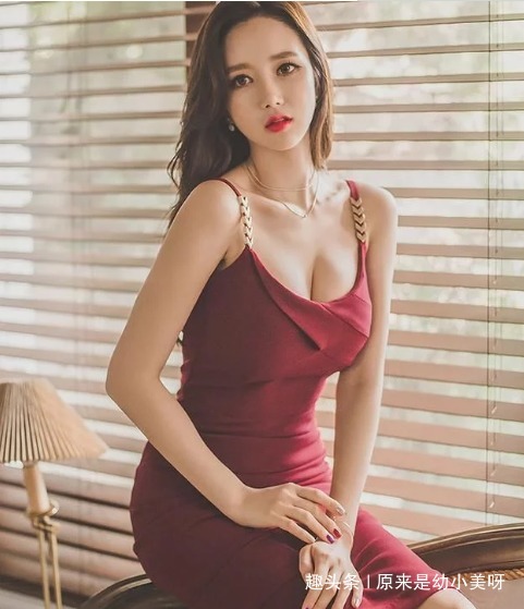 A字裙 气质唯美的酒红色吊带修身A字裙，凸显职场美女的优雅气质