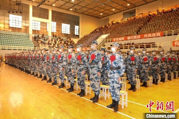 长沙航院1600余名定向军士入伍 学子三代“接力”从军