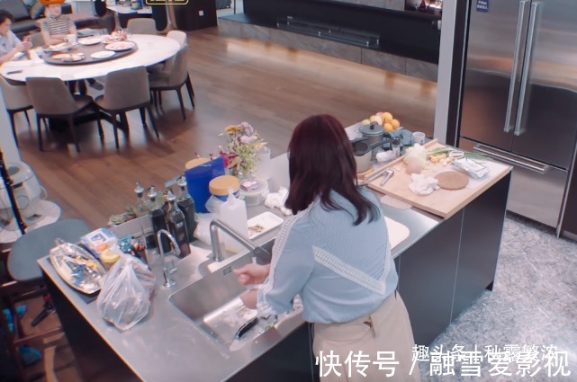 婆婆|黄圣依给婆婆洗澡,陈松伶跪地为婆婆穿鞋,孝顺背后是老公的差距