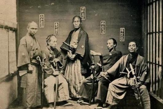 男子|日本史上一奇丑男子，靠着一项半桶水的本事，竟赢得了美女的芳心