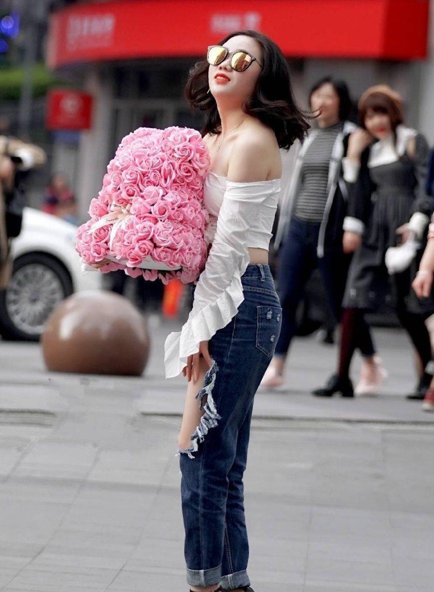 街拍白色短款紧身衣,搭配个性牛仔裤,性感时尚范