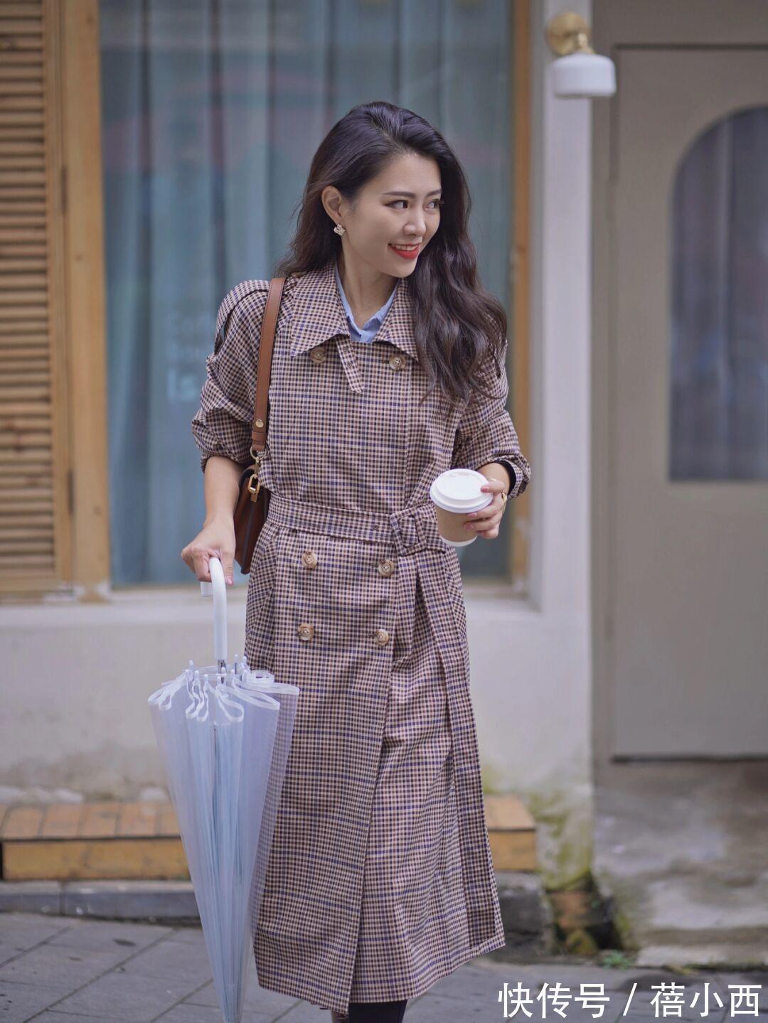 搭配|40岁女人穿风衣要“大气”,get这4个搭配重点,气质不俗反而高级