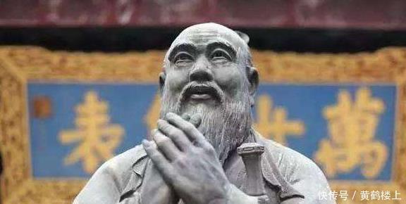 碑上面|康熙拜孔子跪一半停下了,大臣挡住墓碑上的一个字,康熙立刻跪下!