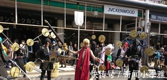 奇葩|日本街头的姑娘,浓妆艳抹,身上有一种“奇葩”的二次元感觉