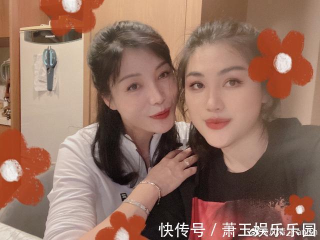 又一位星二代出道!柳云龙爱女登好声音舞台,与妈妈同框似姐妹