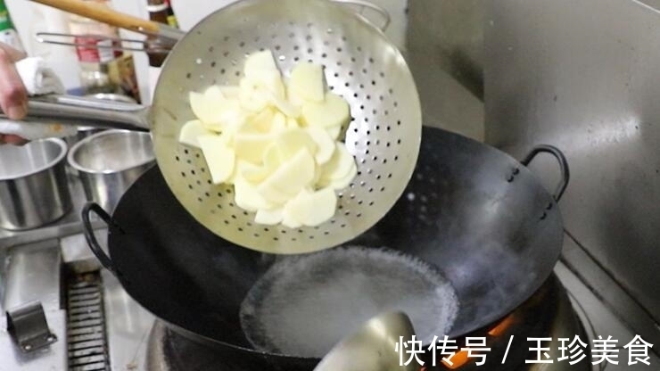 豆瓣酱|为什么大厨做的干锅土豆片干香软糯?原来少了这一步,今天就试试