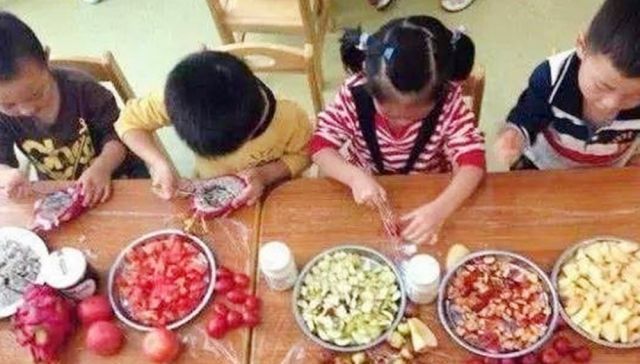 套路|幼儿园水果摆拍,一个苹果分给4个孩子吃,家长“套路”学费