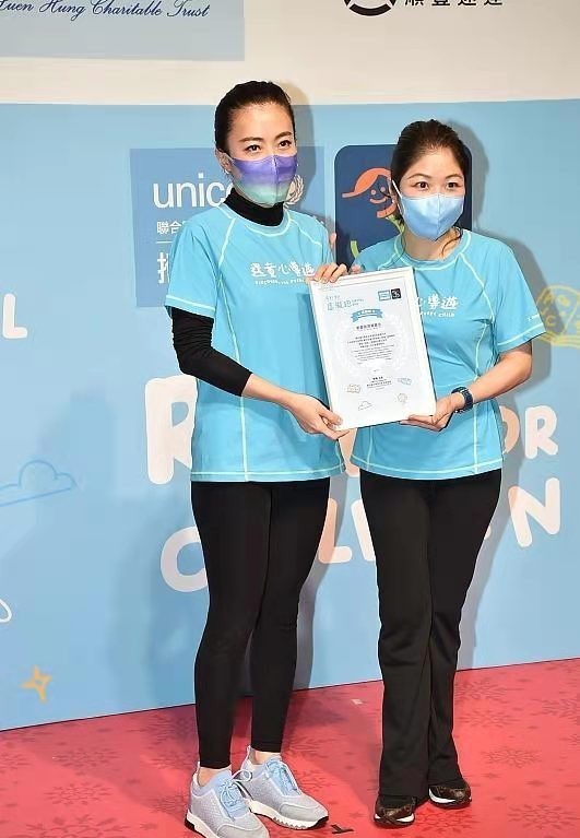 甘比|甘比终于暴露!做公益妆容精致不似以往,穿健美裤大秀身材好高调