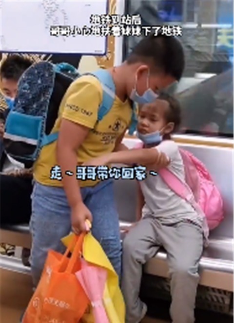 孩子们|妹妹地铁上犯困想睡觉,哥哥贴心照顾惹人羡,网友:有哥哥真好