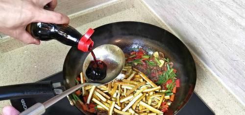 炒香干，直接下油锅就错了！多加一步，香干不破皮不粘锅，还入味