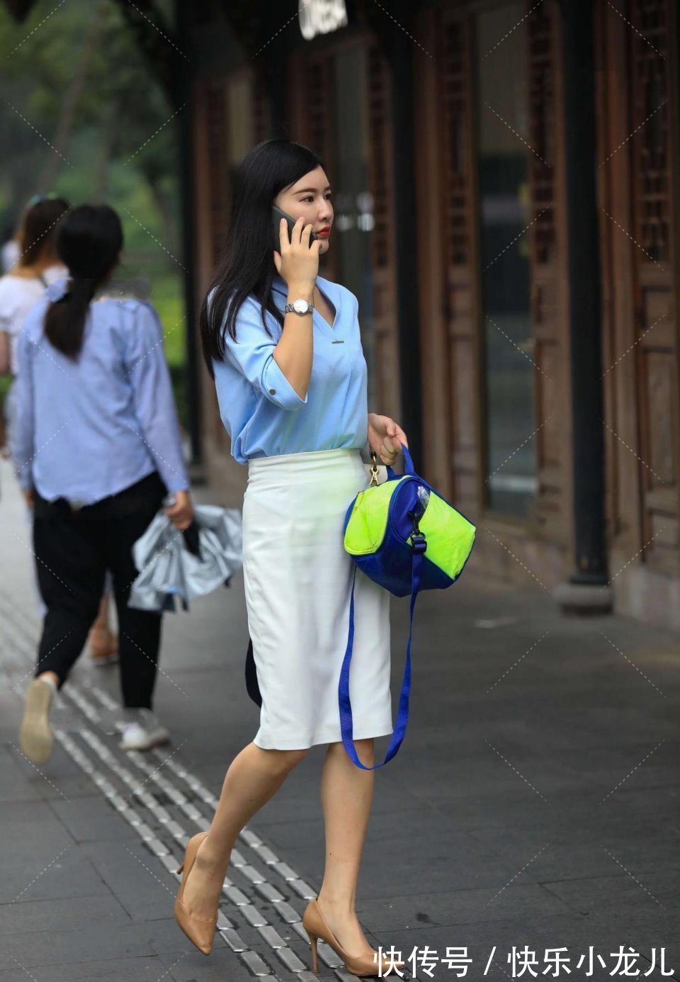 色彩|无意间拍到的小姐姐,看她这气质,要是我不请他吃顿饭,肯定后悔