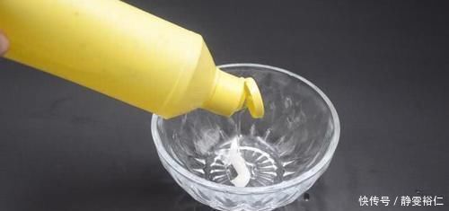 年前大扫除，玻璃太脏别用水擦了，只需喷一点它，干净透亮无水印