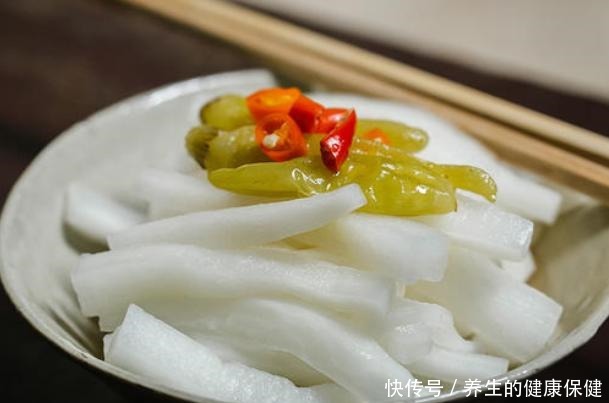 腌萝卜时,盐和糖哪个先放有人做错了,难怪萝卜难吃,一点不脆!