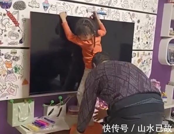 孩子|羡慕了,宝妈包容孩子在家里墙上作画,意外收获独一无二电视墙