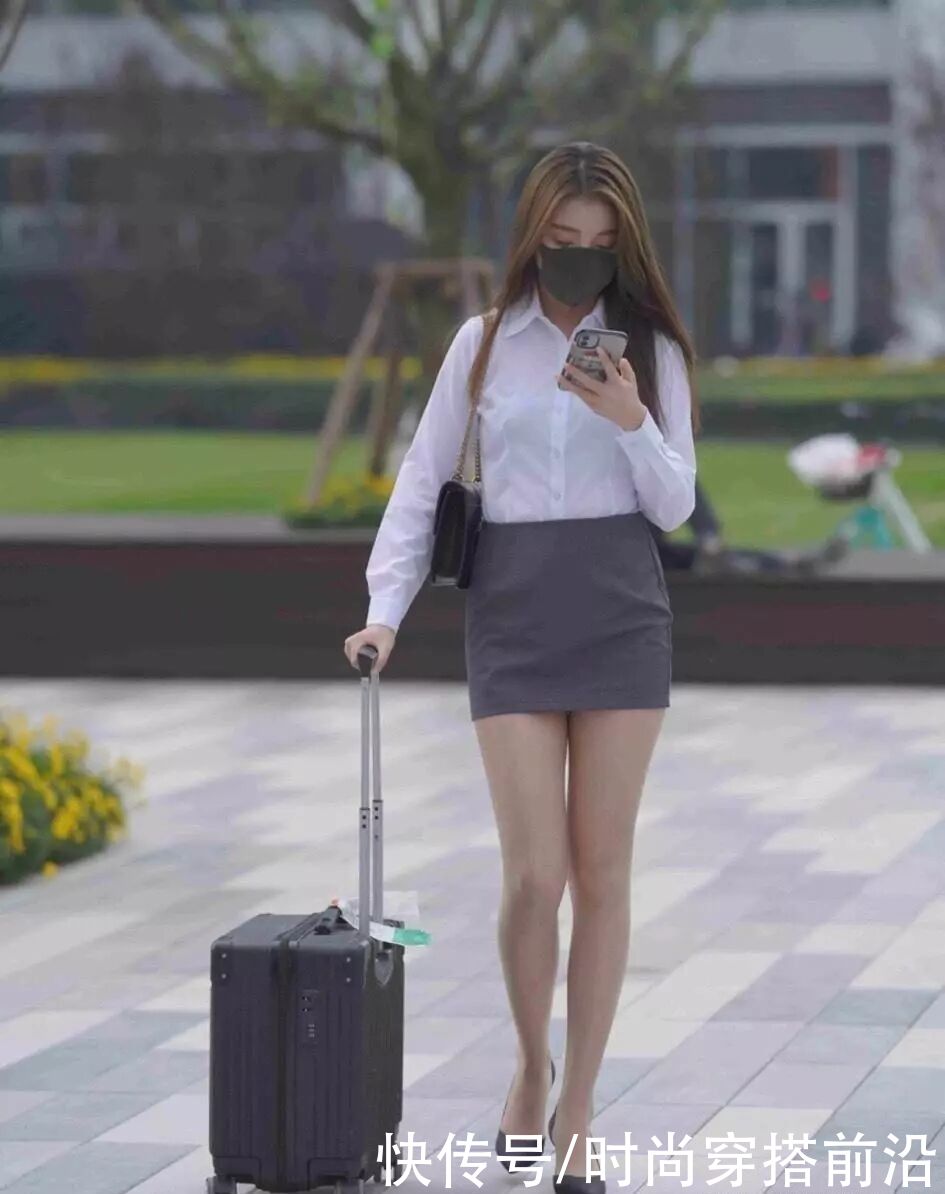 修身|何谈过时？“塞衣角”穿法时髦修身，中年女士还爱不释手呢？