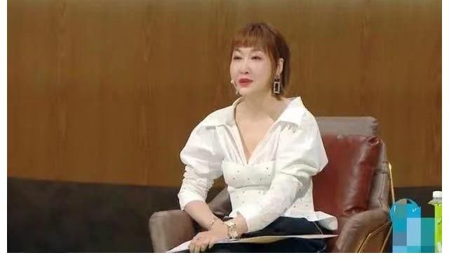 23歲華誼千金做導演，4位制片人在線狂夸，郝蕾一句話一針見血